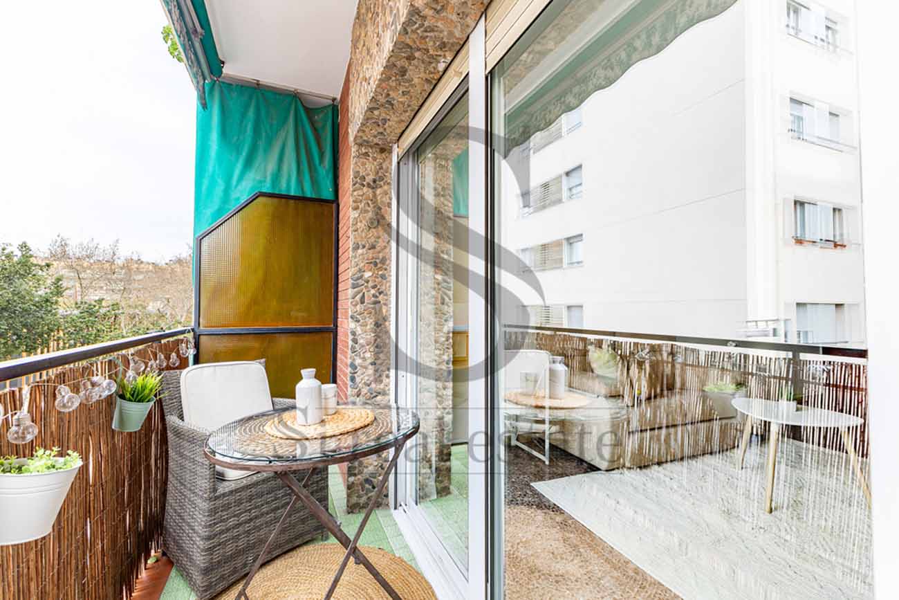 Pis lluminós amb balcó al barri de Porta