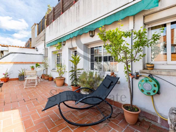 Bright penthouse with a spacious terrace in Trinitat Vella.