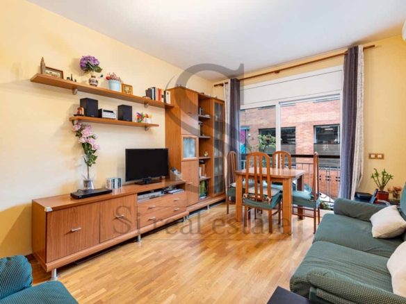 Ready to move into, next to Passeig de Fabra i Puig.