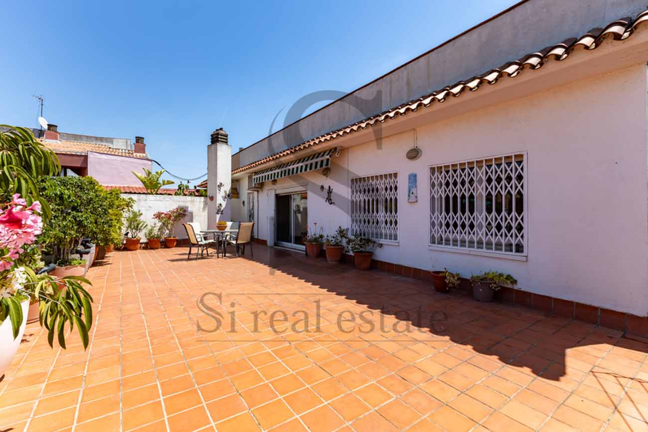 Fantàstic ÀTIC – Gran terrassa a nivell, ampli i còmode.