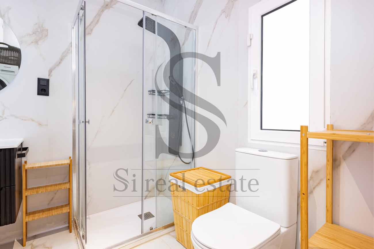 Fernando Valdés Orellana Excellent location – Fully renovated – Exterior-facing