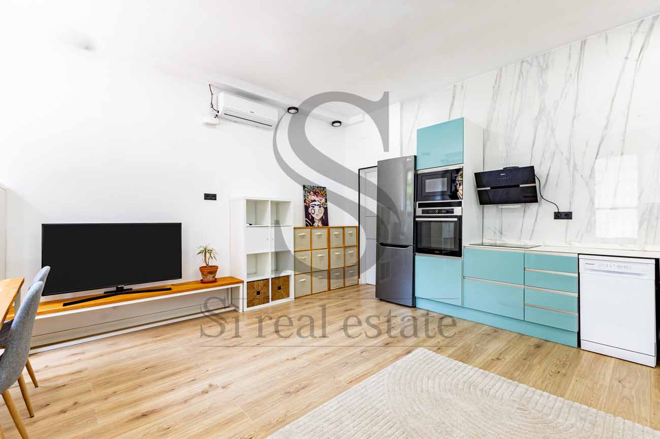 Fernando Valdés Orellana Excellent location – Fully renovated – Exterior-facing