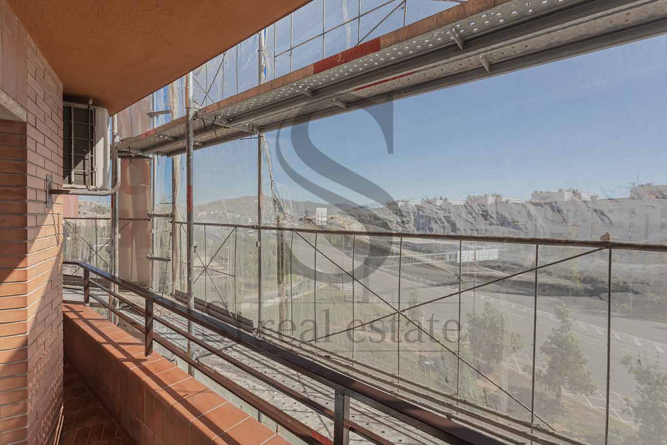 4a planta con balcón y aparcamiento incluido en la Avenida Meridiana